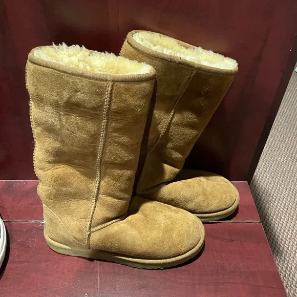 UGGs - Picture 2 of 3